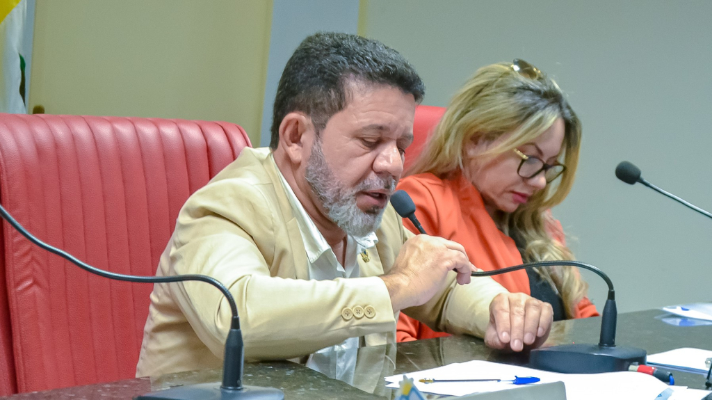 Projetos e requerimentos em favor da educação e da saúde marcam 8ª Sessão Ordinária